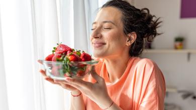 
		Frau riecht an Erdbeeren
	
